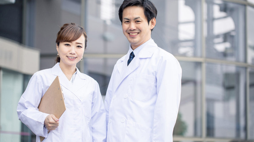 男性医師と女性医師の写真